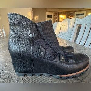 Sorel Sandy Black Leather Wedge Ankle Boots Women’s Size 8.5